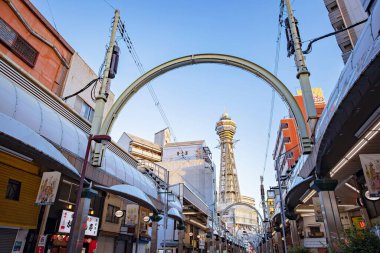 OSAKA, Japonya - 21 Mayıs 2019: Shinsekai ilçesindeki Tsutenkaku Kulesi 