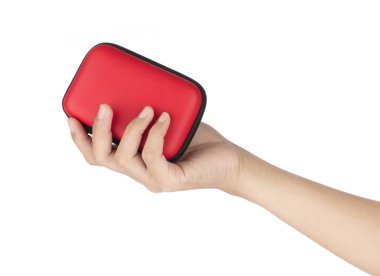 El ele tutuşan kart sahibi beyaz arkaplanda izole edilmiş