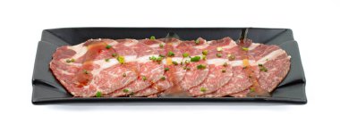 Dilimlenmiş domuz eti ve beyaz arka planda izole edilmiş sos.