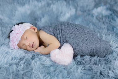 Kalp yastığı olan güzel bir bebek.