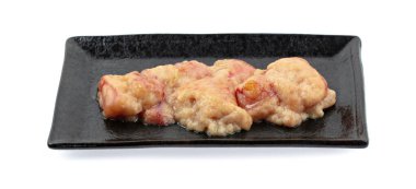 Tabaktaki çiğ balık yumurtası beyaz arka planda izole edilmiş