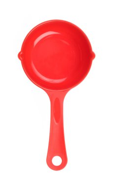 Kırmızı plastik kepçe beyaz arkaplanda izole