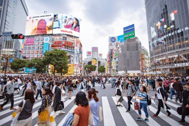 TOKYO JAPAN - 18 Mayıs 2019: Tokyo Shibuya İlçesi, Japonya 'da insanlarla, binalarla, mimari ve mağazalarla dolu yoğun bir cadde