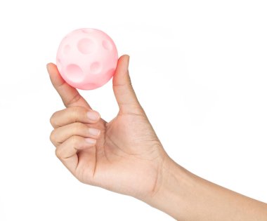El ele tutuşan Pembe Plastik top oyuncağı beyaz arka planda izole edildi 