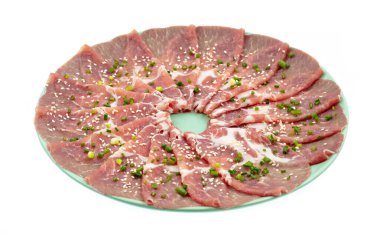 Beyaz arka planda izole edilmiş tabaktaki çiğ et dilimi