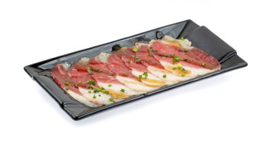 Beyaz arka planda izole edilmiş tabakta çiğ domuz eti 