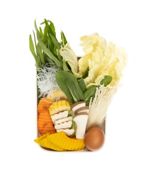 Shabu shabu ya da sukiyaki için taze sebze seti beyaz arka planda izole edilmiş.