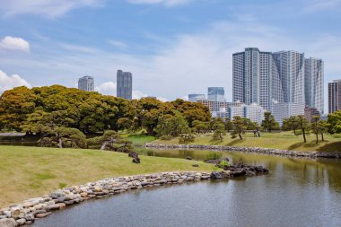 TOKYO JAPAN Mayıs - 18, 2019: Hamarikyu Bahçeleri Tokyo şehir merkezindeki bir sükunet kalesidir.