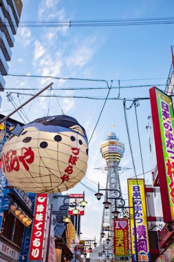 OSAKA, Japonya - 21 Mayıs 2019: Shinsekai ilçesindeki Tsutenkaku Kulesi 