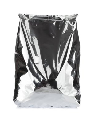 Gümüş folyo çantası beyaz arkaplanda izole edildi