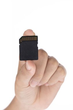 El ele tutuşma hafıza kartı beyaz arkaplanda izole edildi