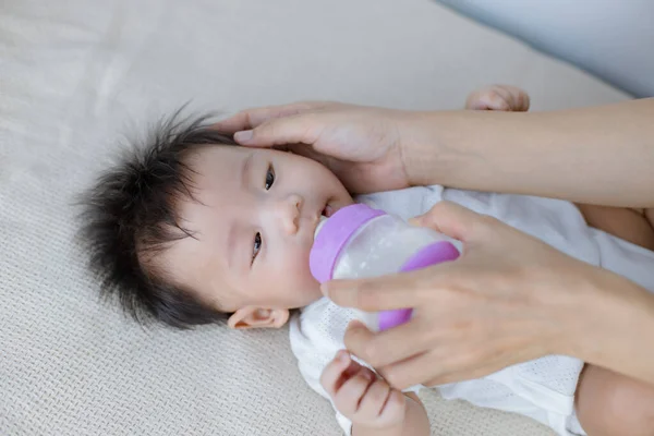 Mother Feeding Baby Milk Bottle — Stock Photo, Image