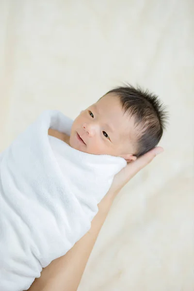 Bebê Recém Nascido Olhando Para Mãe — Fotografia de Stock