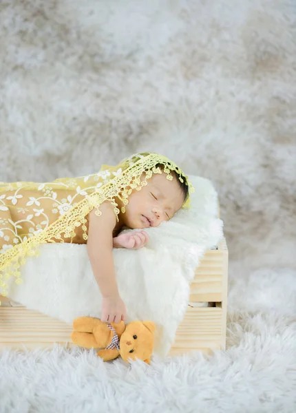 Krásné Novorozeně Dítě Spí Dřevěné Krabici Ruka Drží Medvídka — Stock fotografie