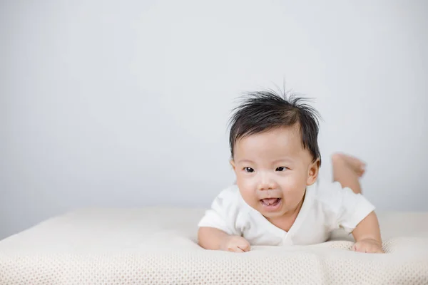 床に寝そべって見上げる赤ちゃん — ストック写真