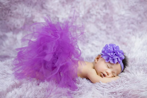 Härligt Mode Nyfödda Barn Bär Tutu Kjol Mattor Bakgrund — Stockfoto