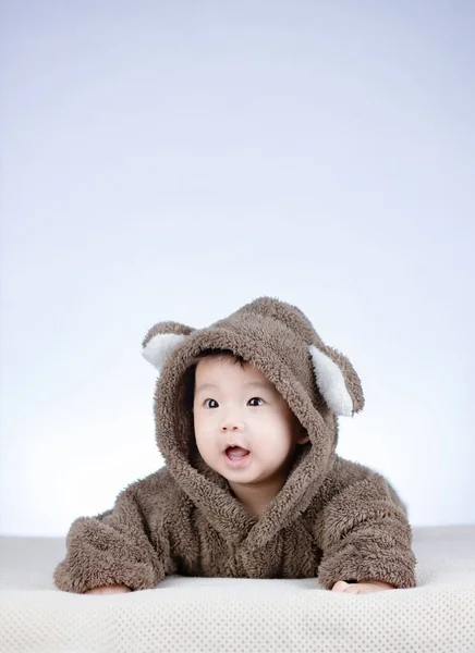 Roztomilé Dítě Usmívá Kostýmu Medvěda Hnědého — Stock fotografie