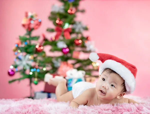 Gelukkig Schattig Baby Dragen Santa Hoed Met Kerstmis Roze Achtergrond — Stockfoto