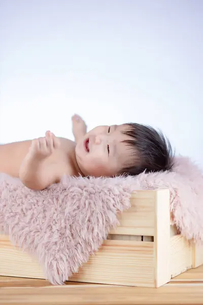 可愛いです赤ちゃん身に着けていますAおむつ上の木製ボックス — ストック写真
