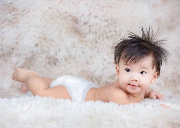 Happy Baby Pelenka Hazudik Szőnyeg Háttér — Stock Fotó