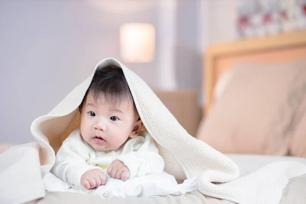 ベッドで毛布の下で可愛い赤ちゃん — ストック写真