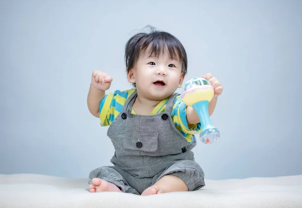 Cute Little Baby Gry Grzechotka Zabawki — Zdjęcie stockowe