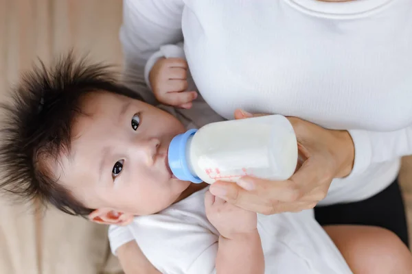 Mother Feeding Baby Milk Bottle — Stock Photo, Image