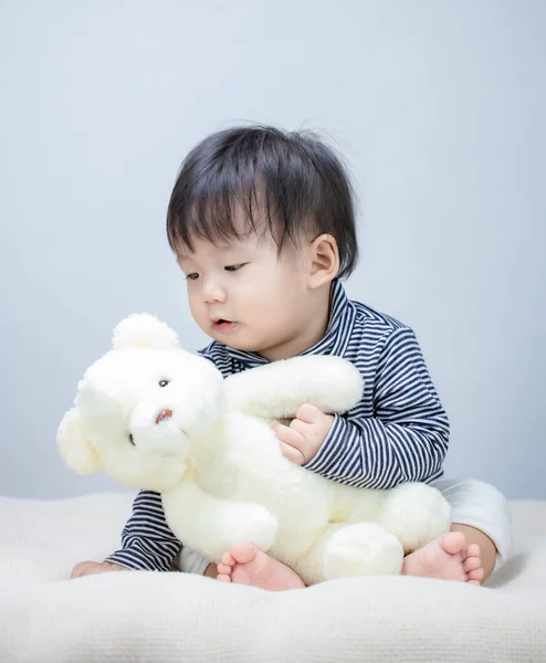 Милый Ребенок Играет Плюшевого Медведя — стоковое фото