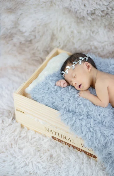 Novorozeně Spící Dítě Dřevěné Krabici — Stock fotografie