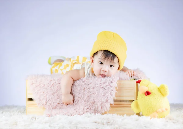 Bebê Bonito Calças Babete Conjunto Roupa Criança Com Chapéu Amarelo — Fotografia de Stock