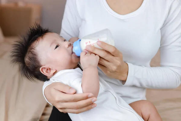 Mother Feeding Baby Milk Bottle — Stock Photo, Image