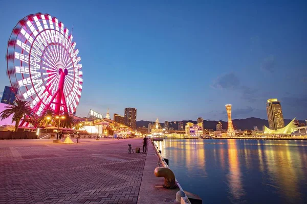 Kobe, Japonya Mayıs - 23, 2019: Kobe şehrindeki Mozaik alışveriş merkezinin yakınındaki dönme dolap