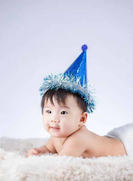 Bonito Bebê Vestindo Chapéu Santa Fundo Tapete — Fotografia de Stock