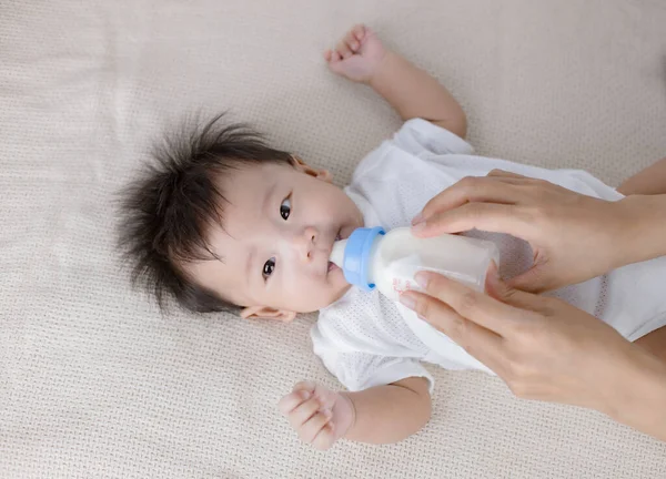 Mother Feeding Baby Milk Bottle — Stock Photo, Image