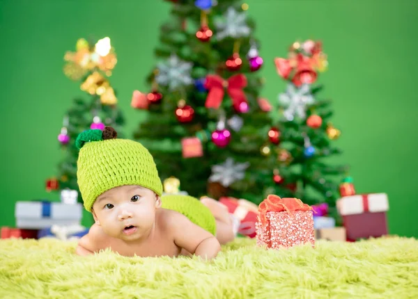 Leuke Kleine Baby Met Cadeau Viert Kerst Nieuwjaarsvakantie — Stockfoto