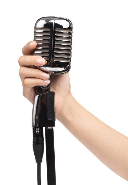 рука держит один ретро-микрофон изолирован на белом фоне
