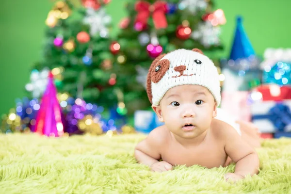 Gelukkig Nieuwjaar Kerstboom Met Schattige Kleine Baby Dragen Hond Kostuum — Stockfoto