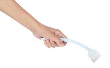 Beyaz arkaplanda elle tutulan kauçuk pencere temizleyici.