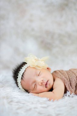 Şirin Newborn 'un saç bandını yün halılara takması, moda konsepti