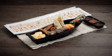 Shabu veya Sukiyaki 'nin deniz ürünleri seti ahşap arka planda Japon sıcak tencere stili.