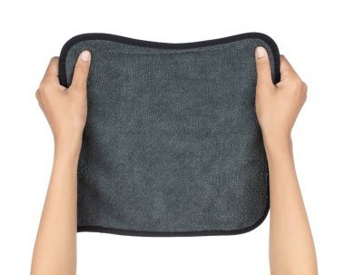 El ele tutuşan mikrofiber temizleme bezi beyaz arkaplanda izole edildi. 