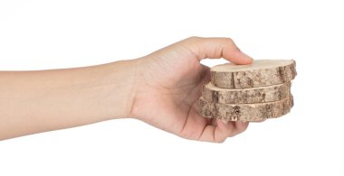 Beyaz arkaplanda izole edilmiş ahşap bölümün dairesel bir parçasını tutan el.