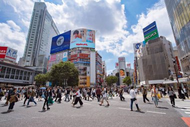 TOKYO JAPAN - 15 Mayıs 2019: Tokyo Shibuya İlçesi, Japonya 'da insanlarla, binalarla, mimari ve mağazalarla dolu yoğun bir cadde