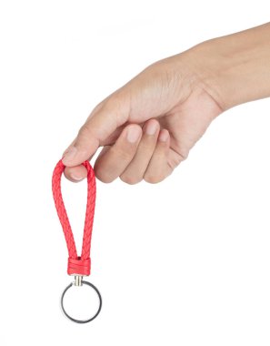 El ele tutuşan Kırmızı Deri Halat Anahtarlığı beyaz arka planda izole edildi.