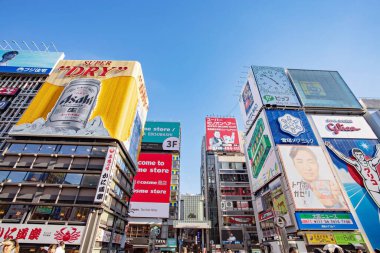 Osaka, JAPAN Mayıs - 21, 2019: Osaka 'da Billboard ile Dotonbori alışveriş caddesi. Namba, Osaka, Japonya 'daki Landmark. 