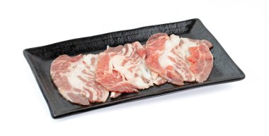 Beyaz arka planda çiğ domuz boyunlu et dilimi