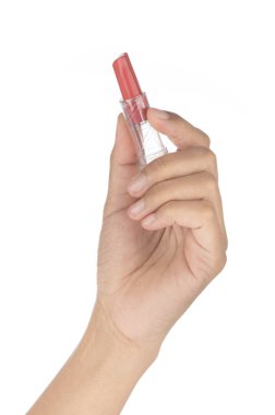 El ele tutuşan kalp dudak parlatıcısı beyaz arkaplanda izole edildi