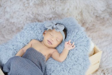 Tahta kutuda uyuyan şirin bir bebeğin portresi. .