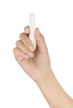 Beyaz arka planda beyaz dudak merhemi var.