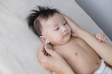 Pamuklu bebeğin el temizleme kulağı.